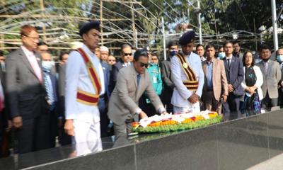 বঙ্গবন্ধুর প্রতিকৃতিতে প্রধান বিচারপতির পুষ্পস্তবক অর্পণ