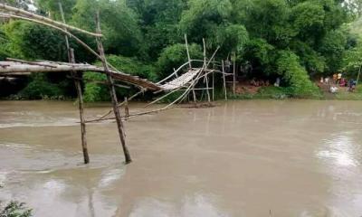 ভেঙে গেল একমাত্র বাঁশের সাঁকো, দুর্ভোগে নারানগিরির হাজারো মানুষ