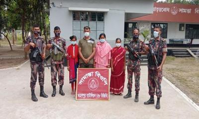 মহেশপুর সীমান্ত দিয়ে অবৈধভাবে ভারতে যাওয়ার সময় আটক ৫