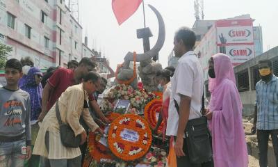 ফুল দিয়ে রানা প্লাজায় নিহতদের স্মরণ