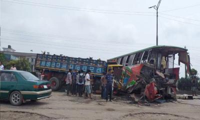 সাভারে তিন যানের সংঘর্ষে নারীসহ নিহত ৪