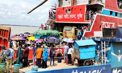 পাটুরিয়া ঘাটে যানবাহনের চেয়ে ঘরমুখো মানুষের চাপ বেশি