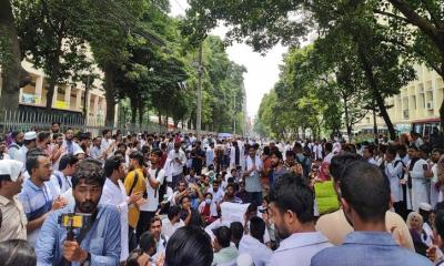 শাহবাগের রাস্তা বন্ধ করে পোস্টগ্র্যাজুয়েট চিকিৎসকদের অবস্থান
