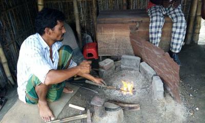 ঈদকে সামনে রেখে ব্যস্ত সময় কাটাচ্ছেন কামাররা