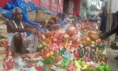 দুপচাঁচিয়ায় পূজা মেলায় ফিরেছে মাটির শিল্প