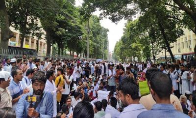 বর্ধিত ভাতায় সন্তুষ্ট নন চিকিৎসকরা, কর্মসূচি চলবে