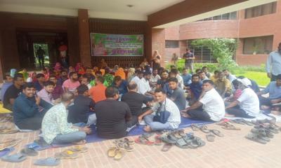চাকুরি স্থায়ীকরণের দাবিতে জাবি কর্মচারিদের অবস্থান ধর্মঘট