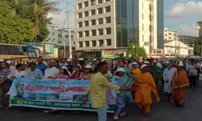 সাতরাস্তা থেকে মহাখালীর দিকে আওয়ামীলীগের শান্তি শোভাযাত্রা