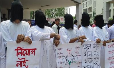 টাঙ্গাইলে ম্যাটস শিক্ষার্থীদের ধর্মঘট চলছে