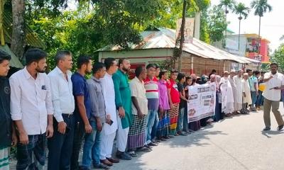 নোয়াখালীতে পরকীয়ার জেরে ব্যবসায়ী খুন, আসামিদের গ্রেফতারের দাবিতে এলাকাবাসীর মানববন্ধন