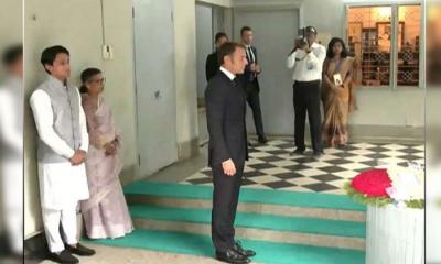 বঙ্গবন্ধুর প্রতিকৃতিতে ফরাসি প্রেসিডেন্টের শ্রদ্ধা
