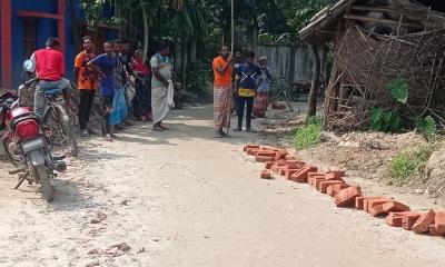 রাণীশংকৈলে রাস্তা নির্মাণে অনিয়ম, কাজ বন্ধ করে দিলেন এলাকাবাসী