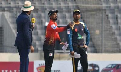 বিপিএলের উদ্বোধনী ম্যাচে বোলিংয়ে ঢাকা, দুই দলের একাদশে যারা