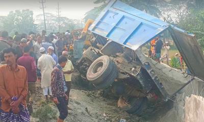 ময়মনসিংহে বালুবাহী ট্রাকে ট্রেনের ধাক্কা, নিহত ৪