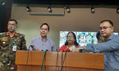 সাংবাদিককে টাঙিয়ে পেটানোর হুমকিদাতা চেয়ারম্যানকে ছাড়বে না ইসি