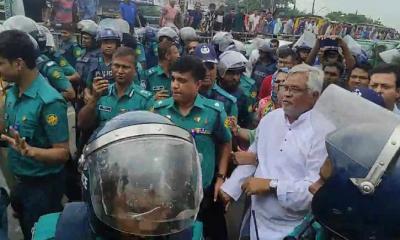 আমানউল্লাহ আমানকে গাড়িতে তুলে নিয়ে গেছে পুলিশ