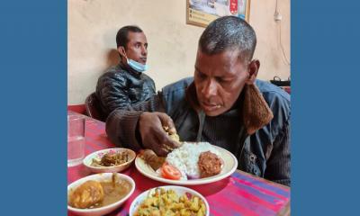 ১৫ বছর গোসল না করা বাবু লালকে গোসল করাল পুলিশ