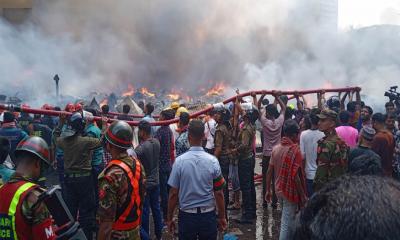 বঙ্গবাজারে আগুন : ঘটনাস্থলে গোয়েন্দাসহ র‌্যাবের ২২ দল