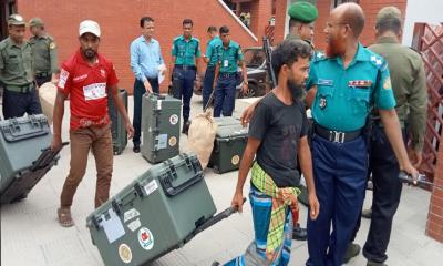 বরিশাল সিটি নির্বাচনের ১২৬ কেন্দ্রে পৌঁছেছে ইভিএম