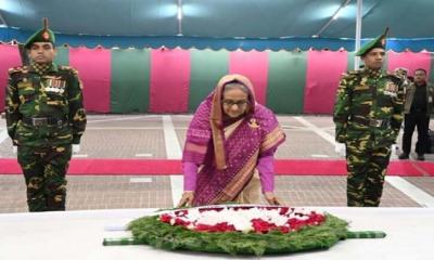টুঙ্গিপাড়ায় বঙ্গবন্ধুর সমাধিতে প্রধানমন্ত্রীর শ্রদ্ধা