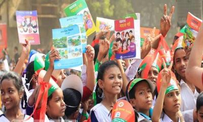 মাধ্যমিকের বই উৎসব রূপগঞ্জে, প্রাথমিকের ঢাকা বিশ্ববিদ্যালয়ে