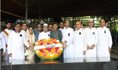 বঙ্গবন্ধুর প্রতিকৃতিতে নবনিযুক্ত ১১ বিচারপতির শ্রদ্ধা