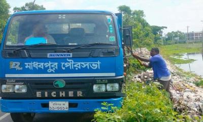 মহাসড়কের পাশে পৌর শহরের বর্জ্য, জনসাধারণ ও শিক্ষার্থীদের মধ্যে চরম ক্ষোভ