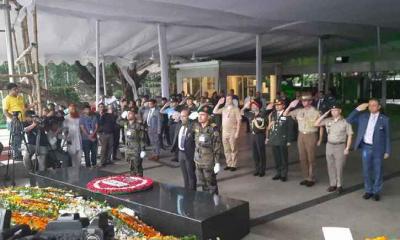 বঙ্গবন্ধুর প্রতিকৃতিতে আট সামরিক উপদেষ্টার শ্রদ্ধা