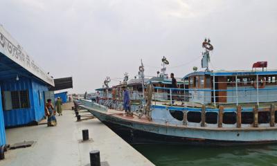 দৌলতদিয়া-পাটুরিয়া নৌরুটে লঞ্চ চলাচল বন্ধ, চলছে ফেরি