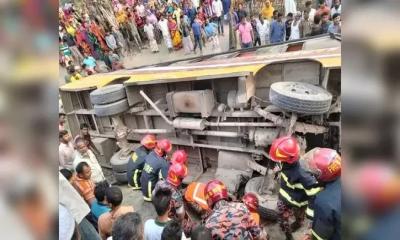 রংপুরে বাস খাদে পড়ে নিহত ২, আহত ২০