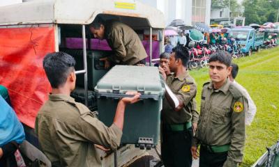 কাল ভোট, কেন্দ্রে কেন্দ্রে যাচ্ছে নির্বাচনী সরঞ্জাম