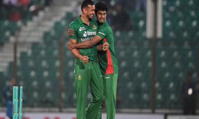 টাইগার বোলারদের তোপে কোণঠাসা আফগানরা