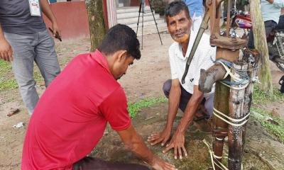 ইভিএমে মিলছে না ছাপ, আঙুল ঘষার হিড়িক