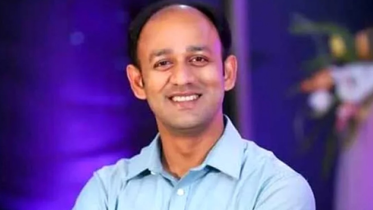 এবার ব্যারিস্টার সুমনকে শোকজ